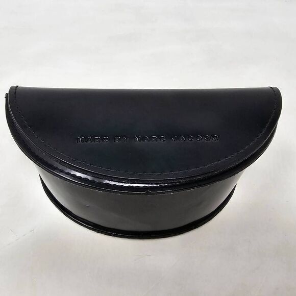 MARC BY MARC JACOBS BLACK EYEGLASS SUNGLASS CASE HALF CIRCLE SHAPE MAGNET CLOSE - Picture 1 of 4
